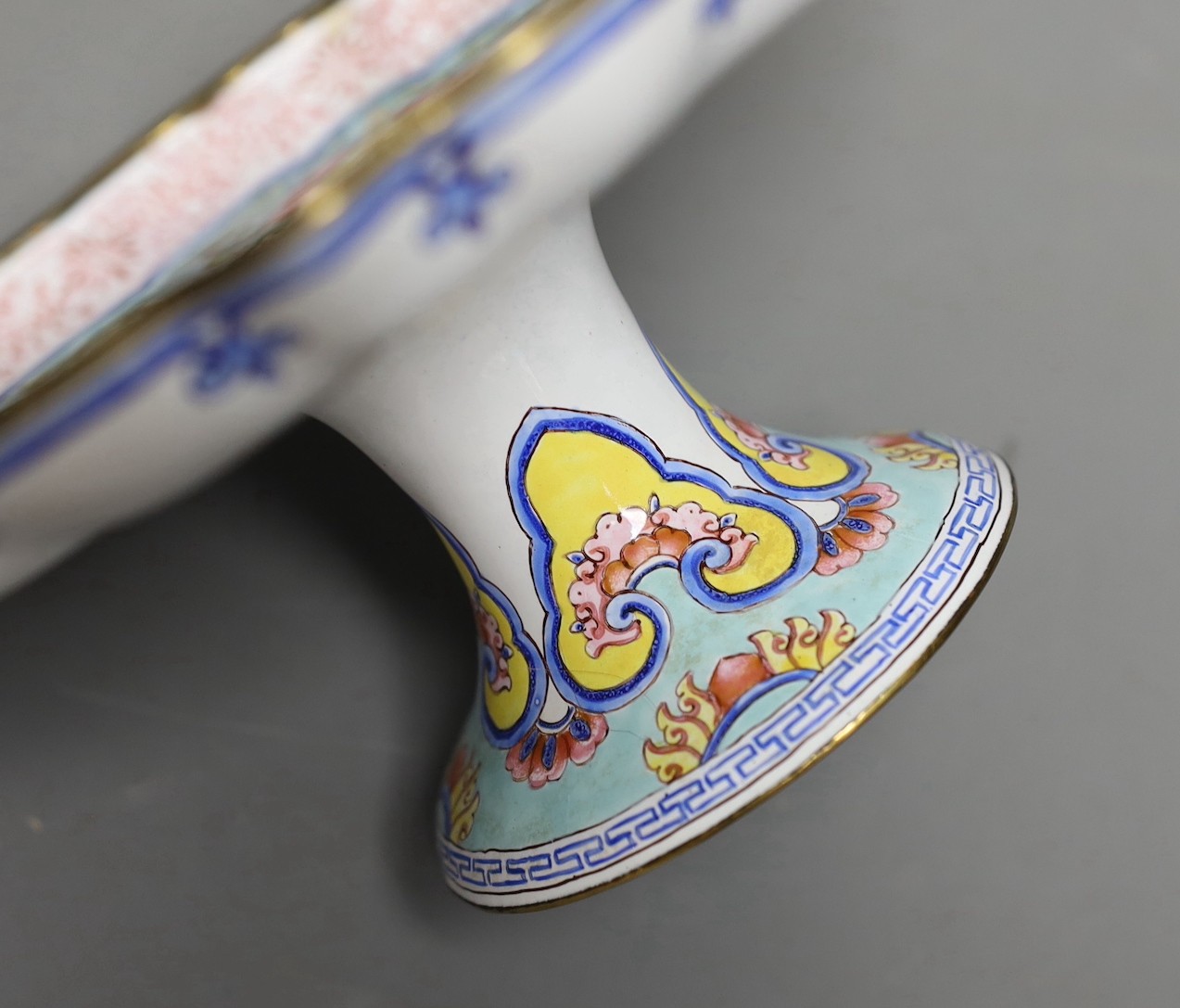 A boxed Chinese Guangzhou enamel comport, 21cm diameter